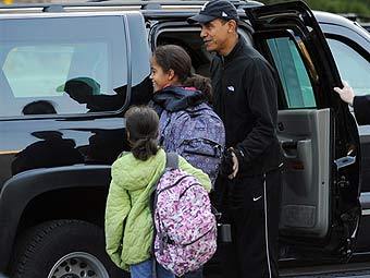 Барак Обама с дочерьми. Фото ©AFP