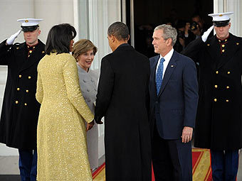 Барак и Мишель Обама здороваются с четой Бушей. Фото ©AFP
