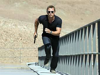 Дэниел Крейг в роли Джеймса Бонда в фильме "Квант милосердия"