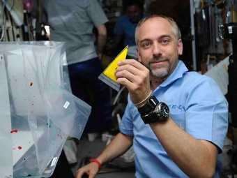 Космический турист Ричард Гэрриот готовится нарисовать картину в невесомости. Фото с сайта richardinspace.com