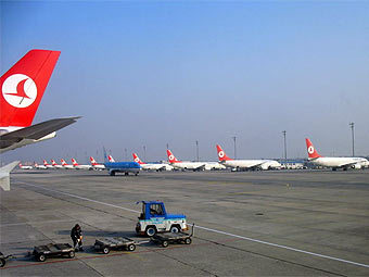 Самолеты Turkish Airlines в стамбульском аэропорту. Фото пользователя Citrat с сайта wikipedia.org Самолеты Turkish Airlines в стамбульском аэропорту. Фото пользователя Citrat с сайта wikipedia.org