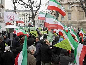 Демонстрация в Париже в поддержку решения ЕС об исключении 'Народных моджахедов Ирана' из списка террористических организаций. Фото (c)AFP Демонстрация в Париже в поддержку решения ЕС об исключении 'Народных моджахедов Ирана' из списка террористических организаций. Фото (c)AFP