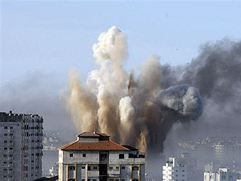 Взрыв в результате авиаудара по Газе. Фото ©AFP