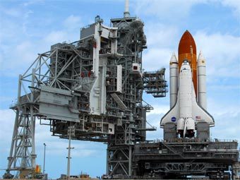 Шаттл "Дискавери" на стартовой площадке. Фото NASA