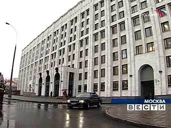 Служебный автомобиль перед зданием Минобороны РФ. Кадр телеканала "Россия" 