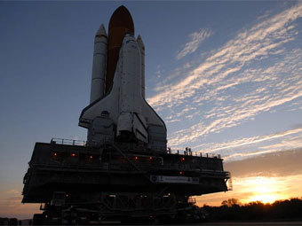 "Дискавери" доставляется на стартовый стол. Фото с сайта NASA