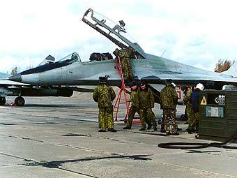 МиГ-29 на военном аэродроме. Фото Сергея Бурдина с сайта airforce.ru