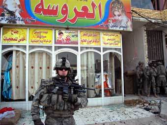 Американский солдат на месте взрыва в Садр-сити. Фото (c)AFP