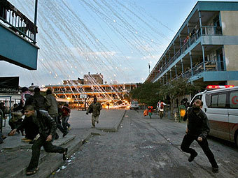 Палестинцы спасаются от авиаудара ВВС Израиля. Фото ©AFP 