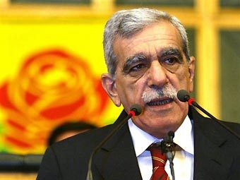 Ахмет Турк во время выступления в парламенте. Фото ©AFP