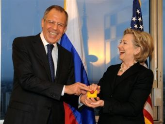 Сергей Лавров и Хиллари Клинтон нажимают на красную кнопку. Фото ©AFP