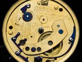 Надписи на часах Линкольна. Фото ©AFP