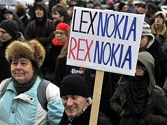 Акция протеста против принятия Lex Nokia в Хельсинки. Фото (c)AFP Акция протеста против принятия Lex Nokia в Хельсинки. Фото (c)AFP
