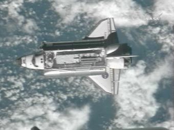 Шаттл "Дискавери" перед стыковкой с МКС. Изображение NASA, переданное по каналам ©AFP