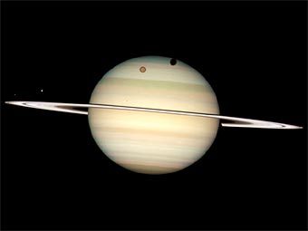 Самый верхний правый объект - Титан, ниже и левее - Мимас. Вне диска планеты над ее кольцами видны Диона и Энцелад. Фото NASA, ESA, and the Hubble Heritage Team (STScI/AURA)
