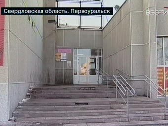 Вход на дискотеку "Голливуд" в Первоуральске. Кадр телеканала "Вести"