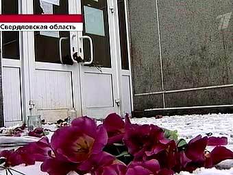 Цветы у входа в диско-клуб "Голливуд". Кадр "Первого канала".