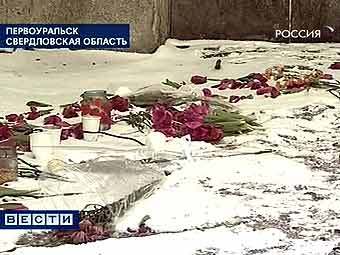 Цветы, принесенные ко входу на дискотеку "Голливуд". Кадр телеканала "Россия"