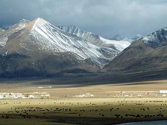 Горы в Тибете. Фото пользователя Fanghong с сайта wikipedia.org