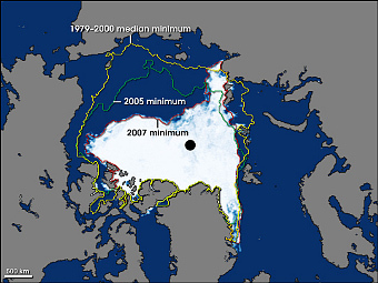 Рекордно малый ледяной покров в 2007 году. Зеленым показана граница покрова в 2005 году, а желтым - средняя граница льда в период между 1979 и 2000 годами. Иллюстрация NASA