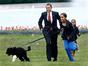 Барак Обама с детьми и собакой. Фото ©AFP