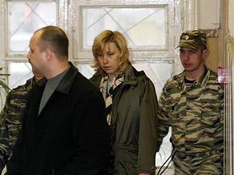 Светлана Бахмина (в центре) в здании суда. Фото Руслана Кривобока/РИА Новости  