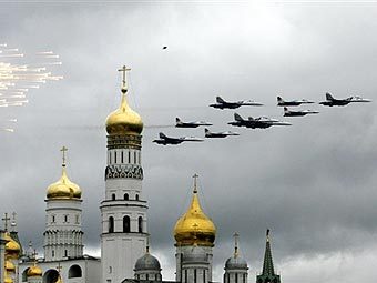 Пилотажная группа над Красной площадью во время парада Победы в 2007 году. Архивное фото ©AFP