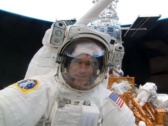 Майкл Гуд работает в открытом космосе. Фото с сайта NASA