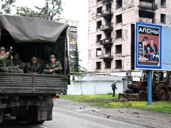 Грузовик с российскими военнослужащими в Сухуми. Фото ©AFP