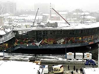Обрушившееся здание Басманного рынка. Фото ©AFP, 2006 год