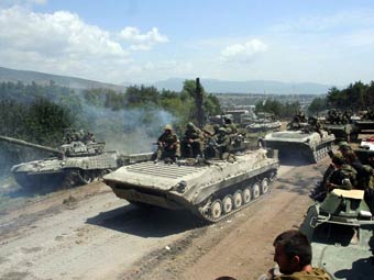 Колонна российской бронетехники в Южной Осетии, август 2008 года. Фото Аркадия Бабченко предоставлено альманахом "Искусство войны", navoine.ru 