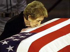 Нэнси Рейган на похоронах мужа. Фото из архива (c)AP