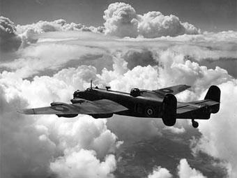 Бомбардировщик Королевских ВВС в небе над Германией. Фото с сайта world-war-2-planes.com Бомбардировщик Королевских ВВС в небе над Германией. Фото с сайта world-war-2-planes.com