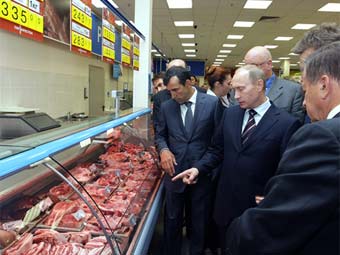 Владимир Путин во время посещения "Перекрестка", фото с сайта премьера