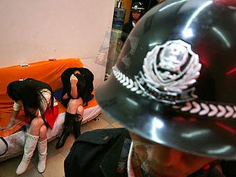 Полиция в нелегальном притоне в Китае. Фото ©AFP