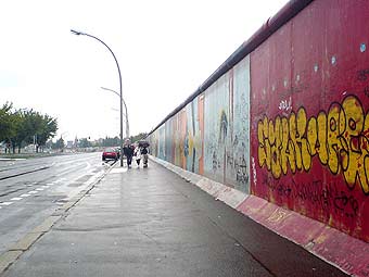 Сохранившийся фрагмент Берлинской стены. Фото пользователя Herraotic с сайта wikipedia.org 