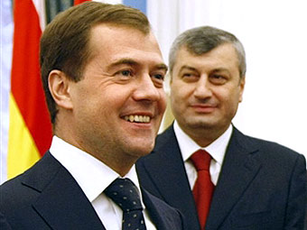 Дмитрий Медведев и Эдуард Кокойты. Фото ©AFP