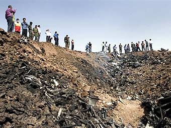 На месте крушения Ту-154 в Иране. Фото (c)AFP На месте крушения Ту-154 в Иране. Фото (c)AFP