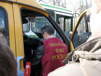 Сотрудник ФМС проверяет маршрутное такси. Фото пресс-службы УФМС города Москвы