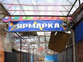 Торговый ряд на Черкизовском рынке. Фото Мити Алешковского для "Ленты.Ру"