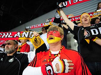 Немецкие спортивные болельщики поют национальный гимн. Фото ©AFP