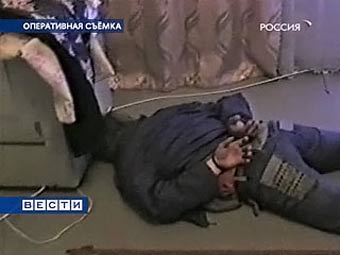 Задержанный в Дальнеконстантиновском районе рабовладелец. Кадр оперативной съемки, переданный в эфире телеканала "Россия" Задержанный в Дальнеконстантиновском районе рабовладелец. Кадр оперативной съемки, переданный в эфире телеканала "Россия"