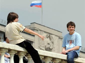 Московские школьники на фоне здания Госдумы. Фото ©AFP