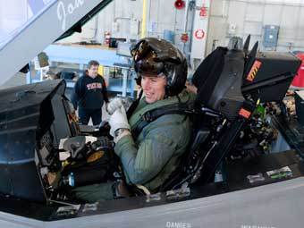 Офицер морской пехоты США в кабине F-35. Фото Lockheed Martin.