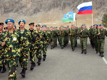 Киргизские и российские военнослужащие во время совместных учений. Фото пресс-службы Минобороны РФ.
