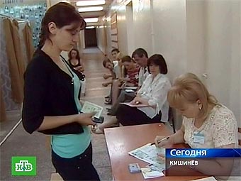 На избирательном участке в Кишиневе. Кадр телеканала НТВ
