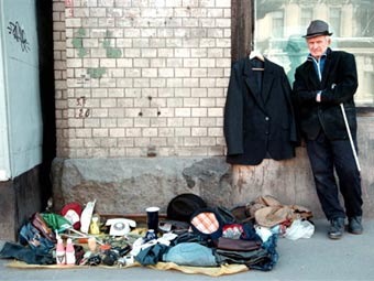      -, 1998 .  ©AFP