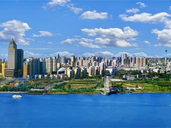 Вид на Шэньянь. Фото пользователя ASDFGHJ с сайта wikipedia.org Вид на Шэньянь. Фото пользователя ASDFGHJ с сайта wikipedia.org