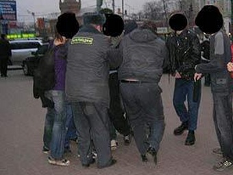 Задержание молодых людей у метро "Сокольники". Фото очевидца с сайта indymedia.ru 