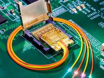 ������ Light Peak � �������� ����������� ��������� �� 10Gbps ������. ����������� �����-������ Intel